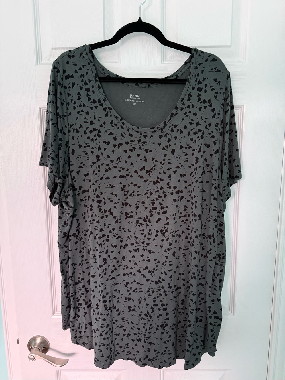 Penningtons Gray Scoop Neck Short Sleeve Top with Black Abstract Print